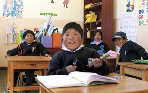 Niños peruanos cruzan frontera para estudiar y recibir bonos en Bolivia