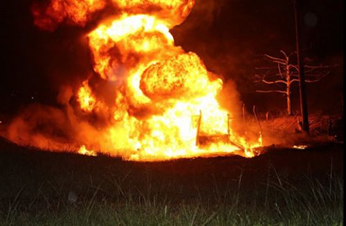 Choque de vehículo contra oleoducto provoca incendio en el Chapare