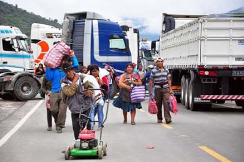 Bloqueos de fabriles aíslan Cochabamba del resto del país