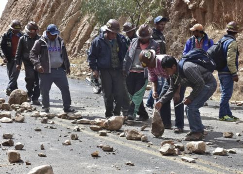 Gobierno dice que 5.200 mineros armados bloquean cinco departamentos