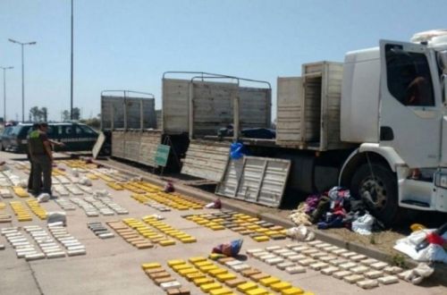 En Argentina incautan camión boliviano con 865 kilos de cocaína