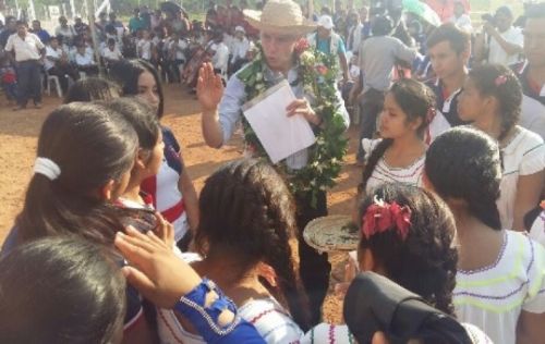 Evo Morales y Álvaro García Linera entregan dinero a alumnos de colegios