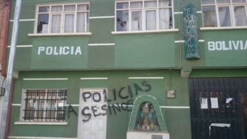 Seis policías detenidos por la muerte de una mujer en celdas de Caracollo