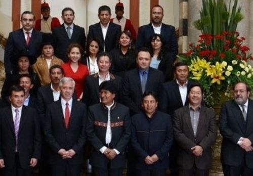 Evo Morales anuncia que premiar a Ministros destituidos con puestos en el exterior