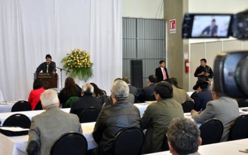 Evo Morales denuncia venta y cobro por cargos en la administración pública