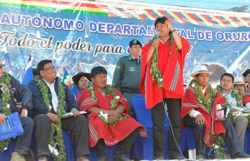 Evo Morales sugiere cambiar la letra de los himnos de Oruro y Santa Cruz