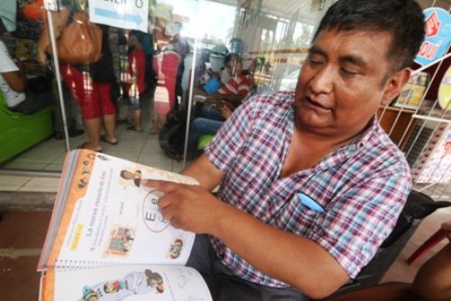 Editorial Abya Yalita comercializa libros con la imagen de Evo Morales como un sistema didáctico