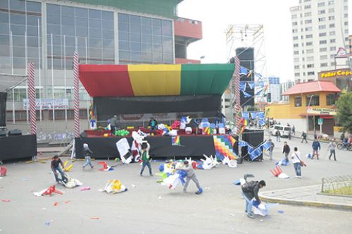 Cocaleros de Yungas provocan destrozos en el escenario del acto oficialista por el 21F