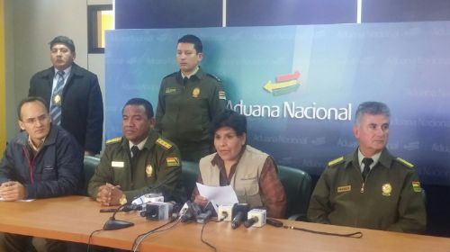 Aduana incauta 11 camiones de contrabando valuados en 1.1 millones de bolivianos