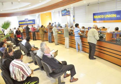 Concentración de pagos en Banco Unión genera largas filas de clientes