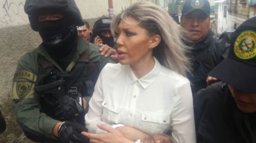 Gabriela Zapata es insultada por un grupo de personas al salir del Tribunal