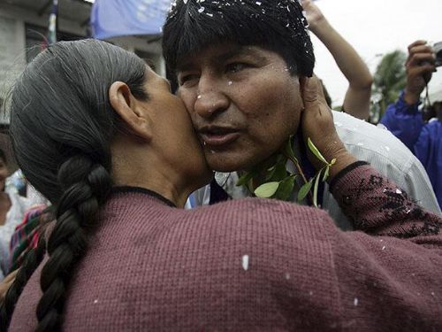 Evo Morales culpa a su madre por seguir soltero