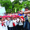 Niños vestidos como Hugo Chávez, levantan el puño y le cantan a Evo Morales Niños vestidos como Hugo Chávez, levantan el puño y le cantan a Evo Morales