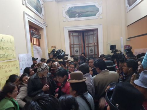 Asambleístas del MAS transfieren el campo ferial de El Alto al Ministerio de Obras Públicas
