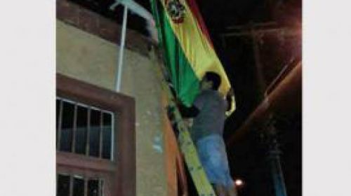 Carabineros chilenos obligan a bajar banderas bolivianas del Consulado en Antofagasta