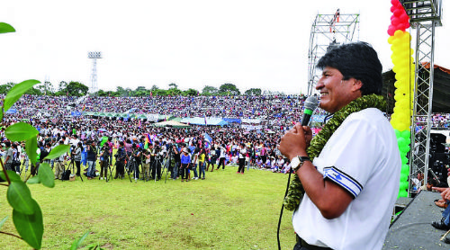 Evo Morales entrega la ley de la coca a sus bases en el estadio de Chimoré