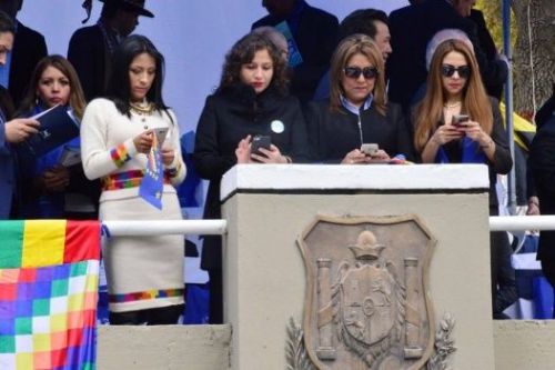 Dura crítica de la población a ministras por ver sus celulares durante el desfile