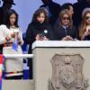 Dura crítica de la población a ministras por ver sus celulares durante el desfile Dura crítica de la población a ministras por ver sus celulares durante el desfile