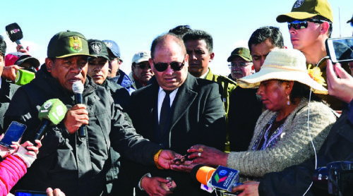 Ministro Romero cruza la frontera de Chile para entregar personalmente un camión robado