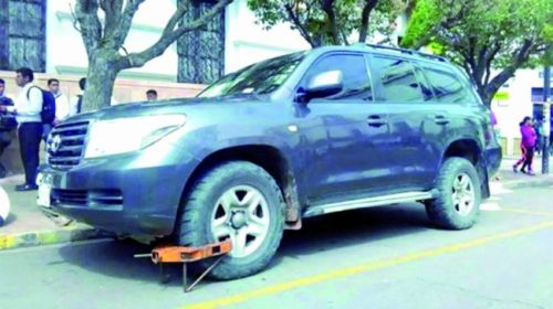 Removieron a polica por engrapar vagoneta del gobernador Esteban Urquizu