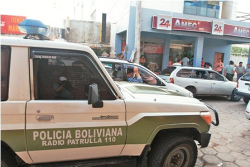 Tres policías atracaban a mano armada en El Alto a bordo de una patrulla del 110