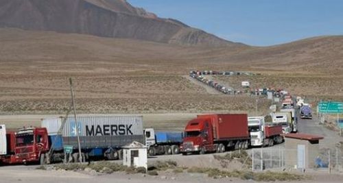 Paro indefinido de Aduanas de Chile deja 800 camiones en frontera