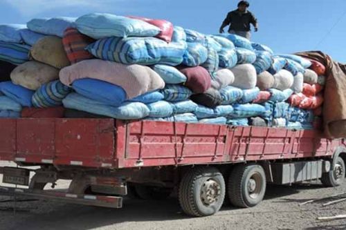 Trancas ilegales en la frontera con Chile cobran 100 dólares por camión de contrabando