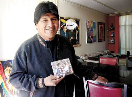 Evo Morales compone la letra de la canción: viva la coca, mueran yanquis