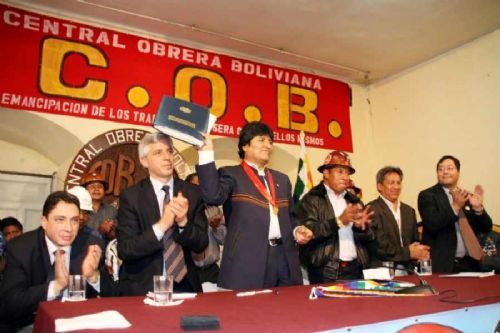 Evo Morales regala a la COB autos y computadoras y les construirá un nuevo edificio
