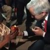 Mendigo le pide limosna y García Linera le da una manzana a medio comer Mendigo le pide limosna y García Linera le da una manzana a medio comer