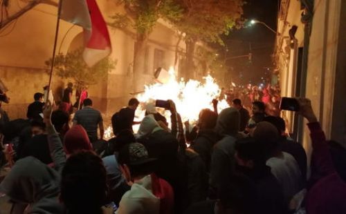 Tensión en Bolivia: manifestantes quemaron oficinas electorales en Sucre y Potosí en medio de gritos de Fraude